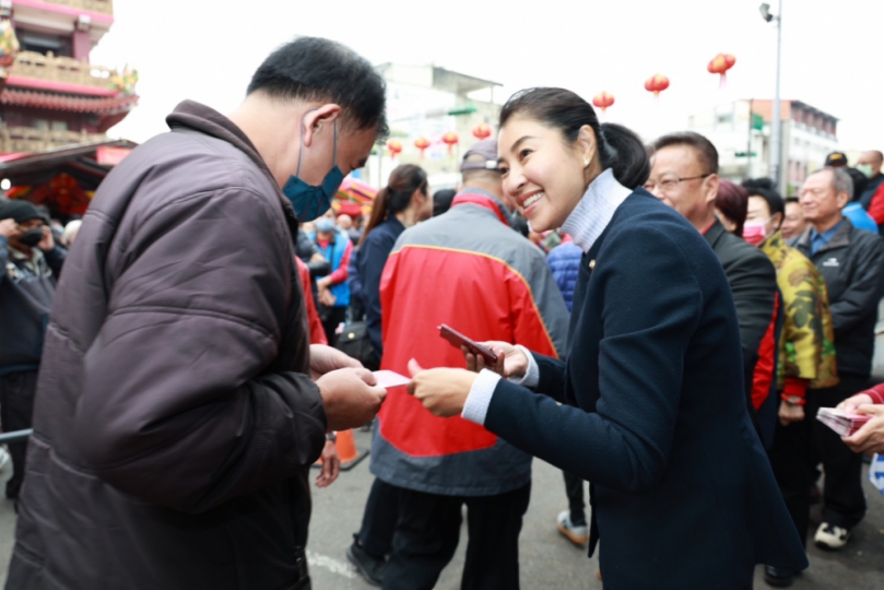 許縣長3地4宮廟祈福發紅包 民眾排隊求好彩頭