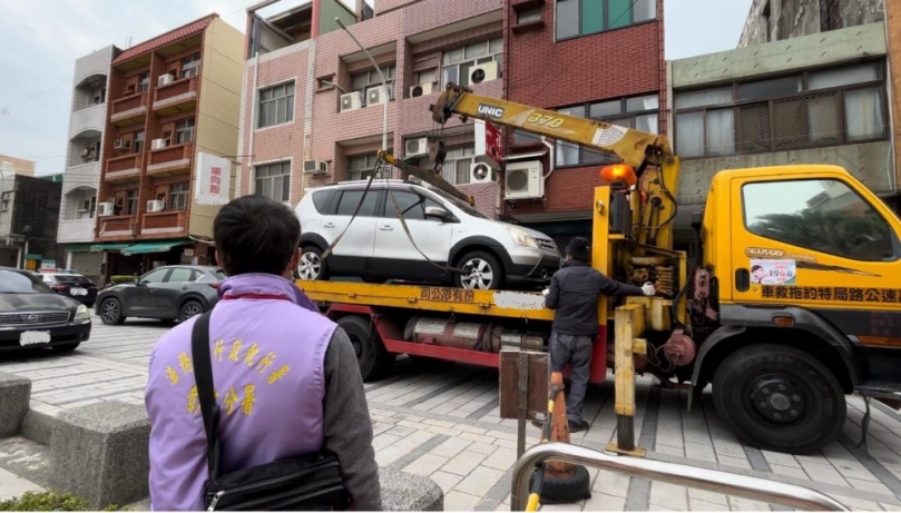 拒酒測裁罰又拒繳，法務部彰化分署拖吊愛車。（照片分署提供）