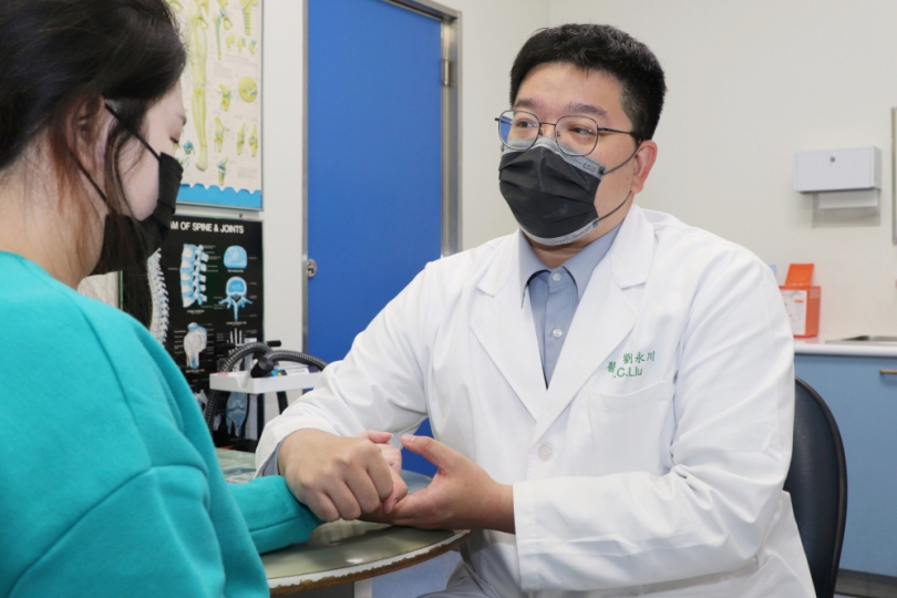 美魔女重訓竟拉斷二頭肌  術後3週重回健身房