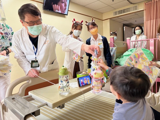 仁愛長庚合作聯盟醫院贈元宵萌燈  兒科病童展笑顏