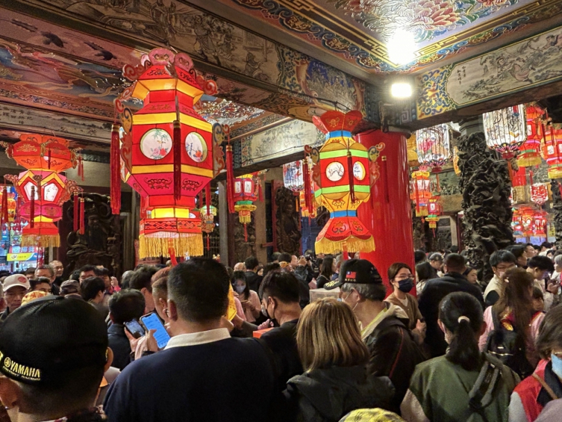 大甲鎮瀾宮湧入民眾鑽花燈  祈生個小寶寶以傳宗接代  小過年的元宵節期間洋溢著濃厚民風喜氣