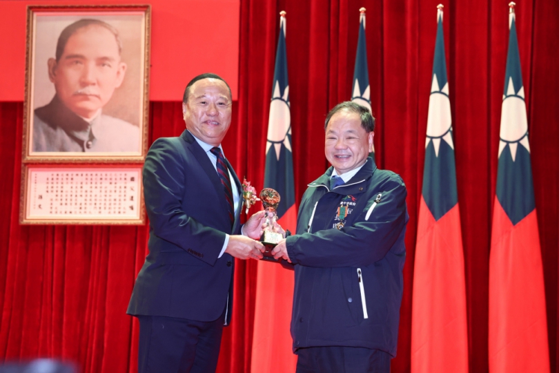 榮耀再現！中市府連3年奪績優役政單位、民政局長吳世瑋獲頒「一星寶星」獎章