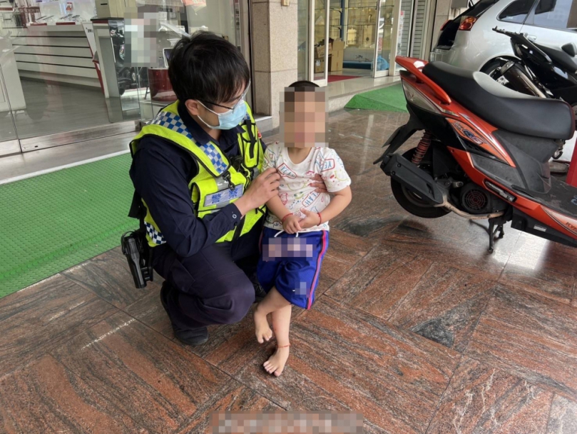 男童貪玩迷路路旁大哭  警獲報找媽媽原來是這原因