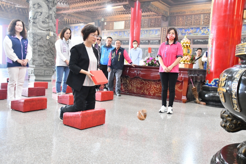 2024年國際海牛文化節，王縣長在普天宮媽祖前擲聖杯擇定5月18日。（照片縣府提供）