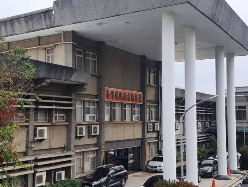 價購郭、賴參選正副總統連署書，經謍彩券行夫妻和店長共3人觸法，彰化檢方起訴。（照片記者周為政攝）