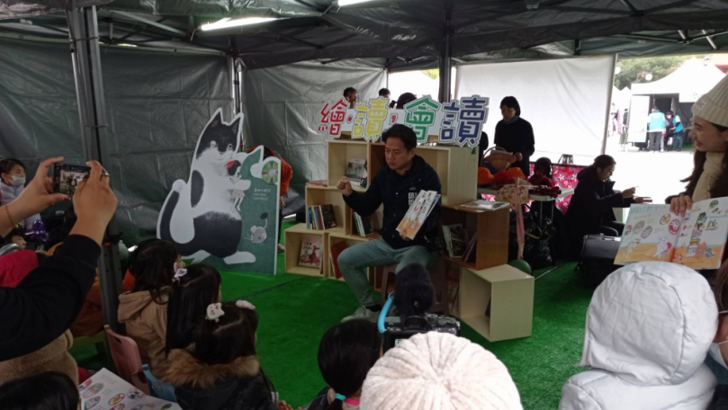 新竹市「繪讀．會讀」圖書繪本市集開市   邱臣遠與小朋友說故事同樂