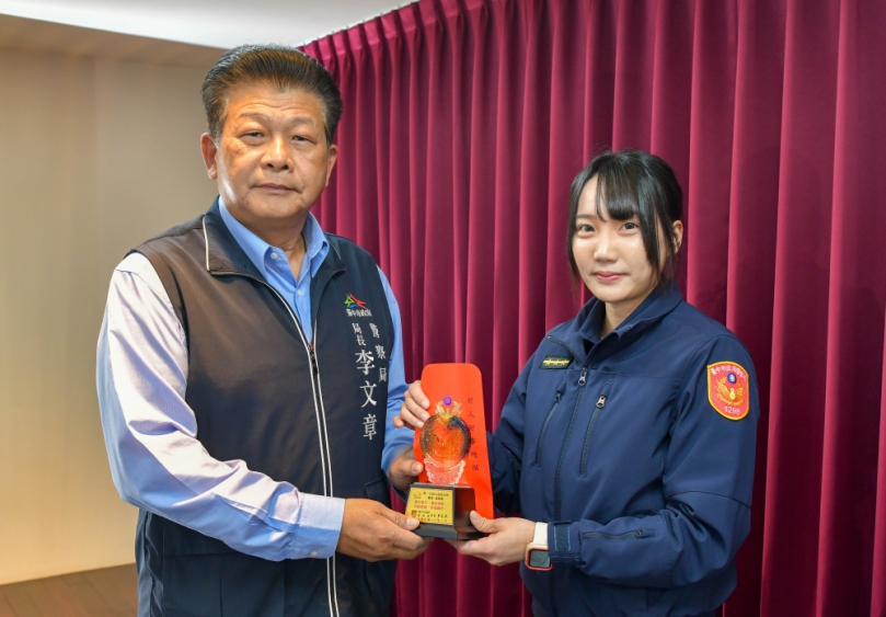 助男子將遺失皮包尋回  李文章公開表揚馮婕妮