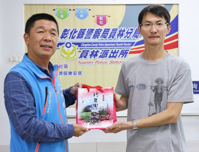 員林行道樹鑽洞灌毒案，員林警方火速偵破，市公所祕書賴俊良（左）贈茶葉感謝。（照片分局提供）