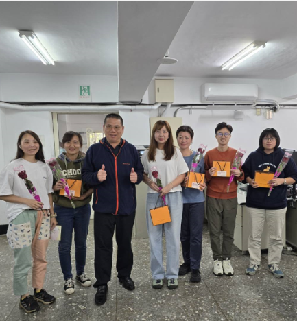 祝賀38婦女節  清水警分局長溫馨贈玫瑰及香氛皂禮盒