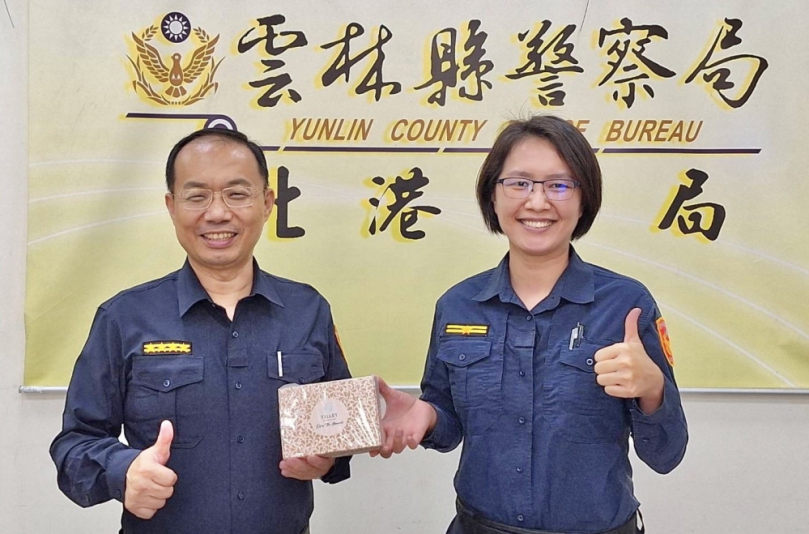 肯定婦女貢獻　北港分局長偕警友主任向女性同仁致意