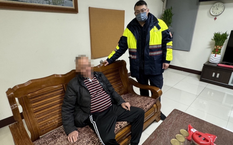 夜間寒風蕭瑟失智翁獨自徘徊　斗六警及時相助安然返家