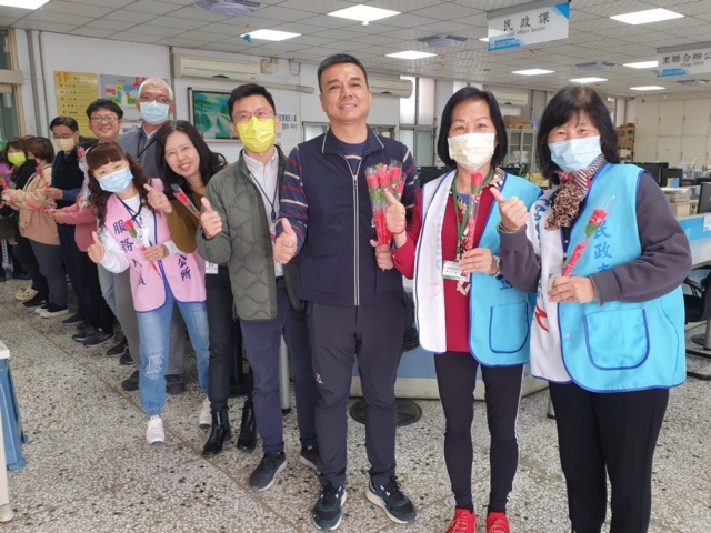 女神節快樂！烏日區長林崇懿代表媽媽市長暖送玫瑰感謝同仁