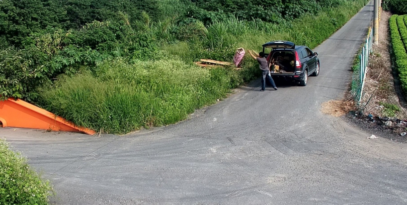 彰化縣境區域排水渠道常遭民眾或業者亂丟廢棄物。（照片縣府提供）.