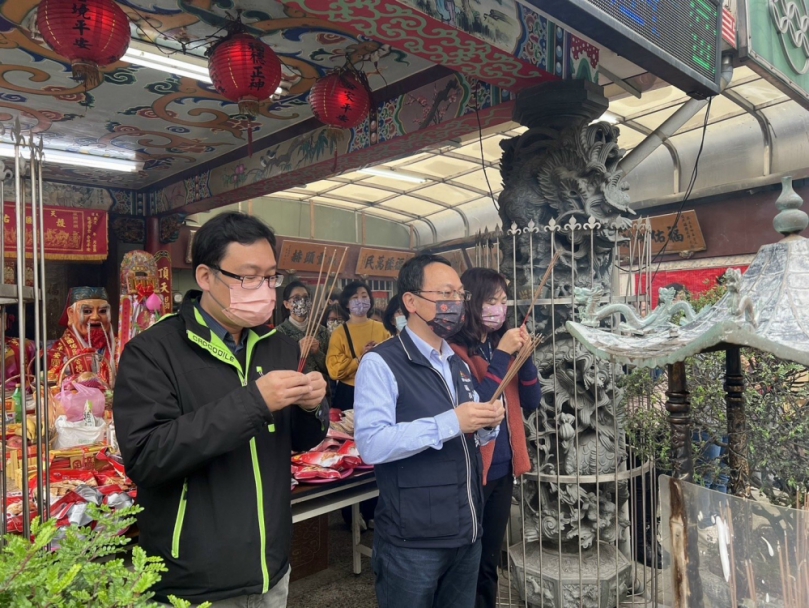 順應民間習俗  大安區長許宏綺率同仁到廟裡祭拜土地公