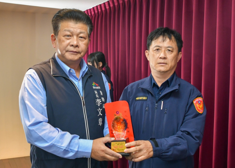 搶救燒炭自殺男子  警察局長李文章公開表揚何志煒