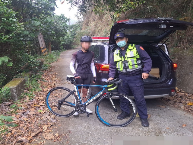 車挑戰赤崁頂迷途又破胎  太平警入山急助脫困