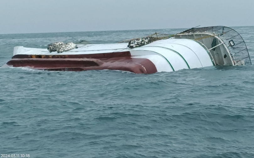 布袋海域漁船不慎擱淺翻覆　海巡馳援4名船員平安救回