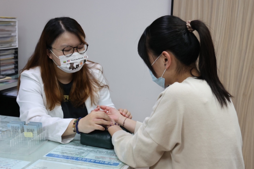 內膜異位症, 無法受孕，求助員林醫院中醫主任吳莉瑩（面對鏡頭）。（照片員榮提供）