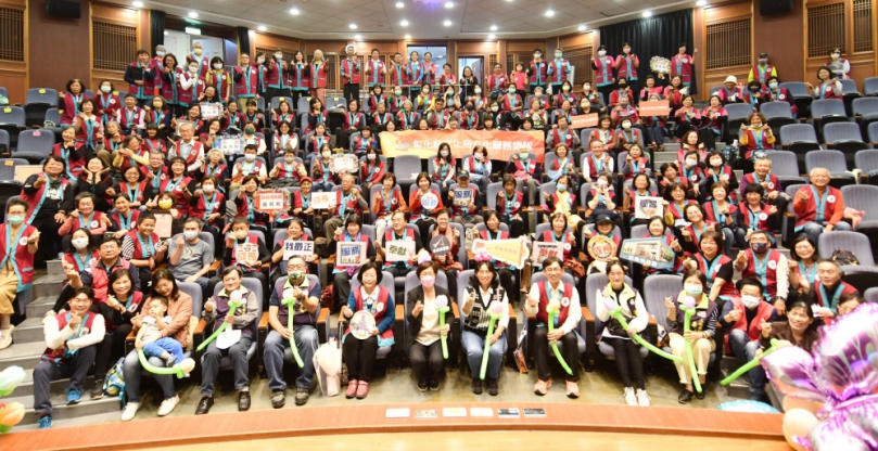 王縣長表揚績優文化志工。（照片縣府提供）