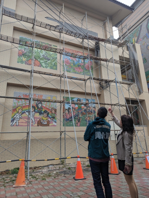 台中神岡圳堵國小大樓外牆剝落   民進黨台中市議員周永鴻會勘護師生安全