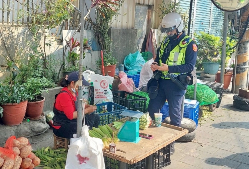 朝天宮周遭違規攤販林立　北港警連日來強力清道