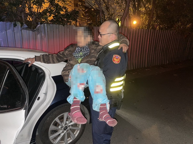 婦人迷途瑟縮河堤旁  太平警尋獲暖心助返家