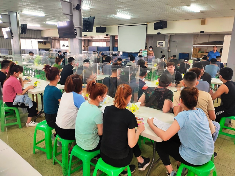 中市勞工局助產業合法僱用移工  入場宣導保障勞雇權益