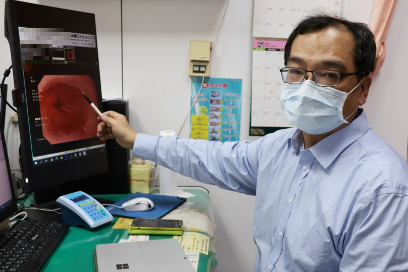 40多歲上班族為了紓壓把咖啡當開水喝  罹患嚴重的十二指腸潰瘍及輕微的胃潰瘍