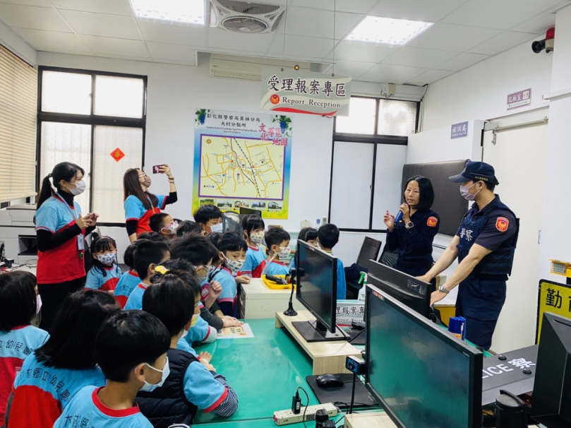 大村幼兒園到大村警察分駐所戶外參訪，受到所長所長李宜蓁（右2）和警員陳麒任（右1）接待。（照片警方提供）
