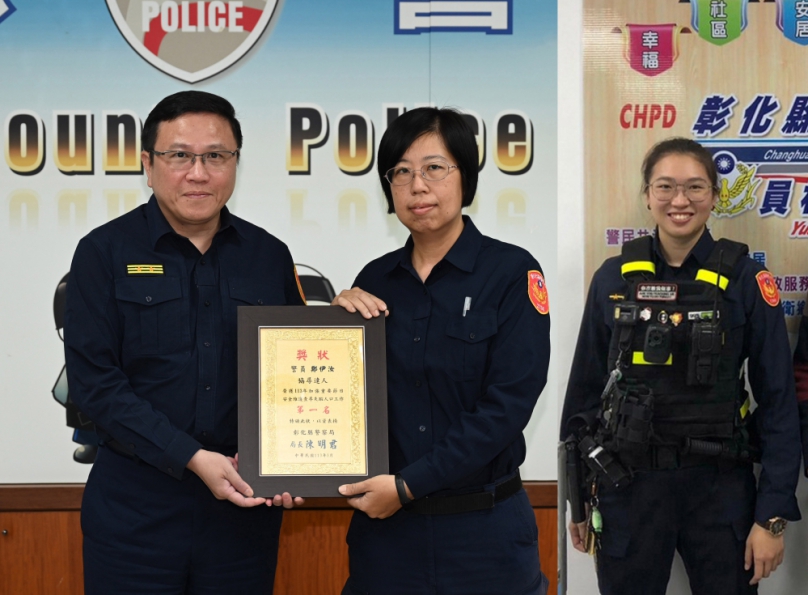女警鄭伊汝（左2）、李昕怡（右），獲選全縣「查尋失蹤人口」第1名和第4名殊榮，由縣警局長（左）表揚。（照片警方提供）。