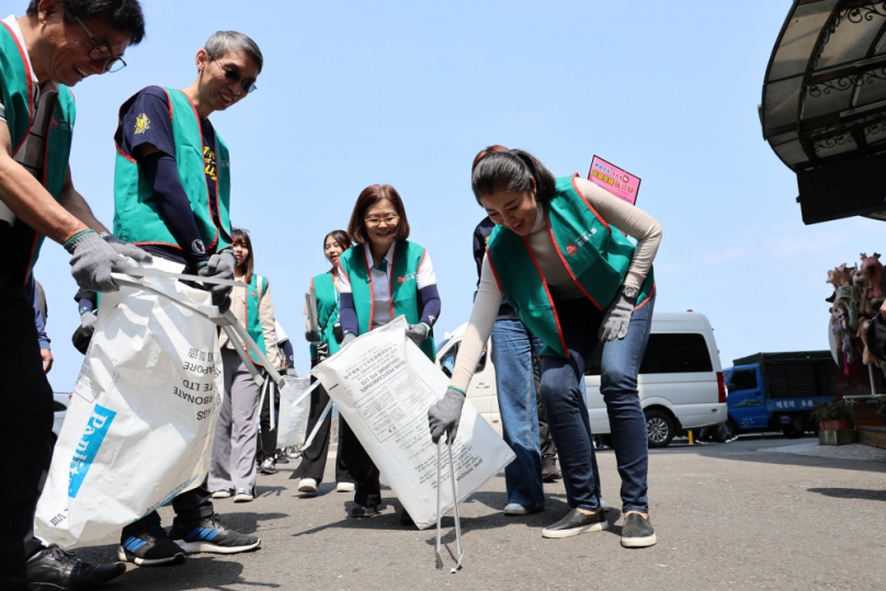台灣人壽發動志工日月潭淨潭 許縣長帶頭彎腰撿垃圾 肯定企業關注永續未來