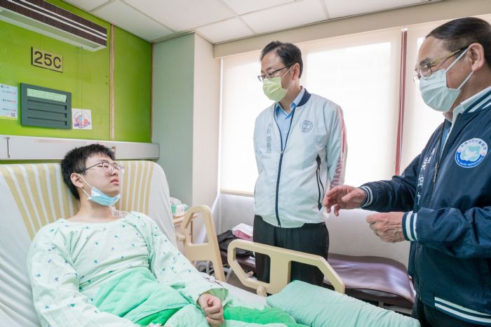 慰問受傷員警　市長要求查緝槍枝來源