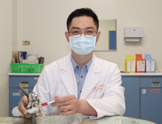 膝蓋韌帶二度斷裂無法走路  新式人工關節置換成功牽女走紅毯