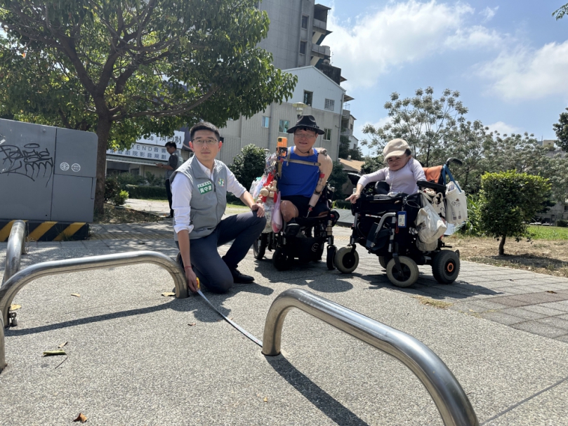 茄苳公園車阻密集影響身障者出入  民進黨台中市議員黃守達會勘要求改善