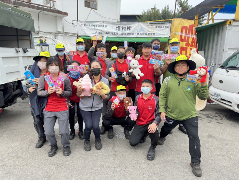 與學童歡度兒童節！中市環保局惜物所玩具總動員免費送二手物