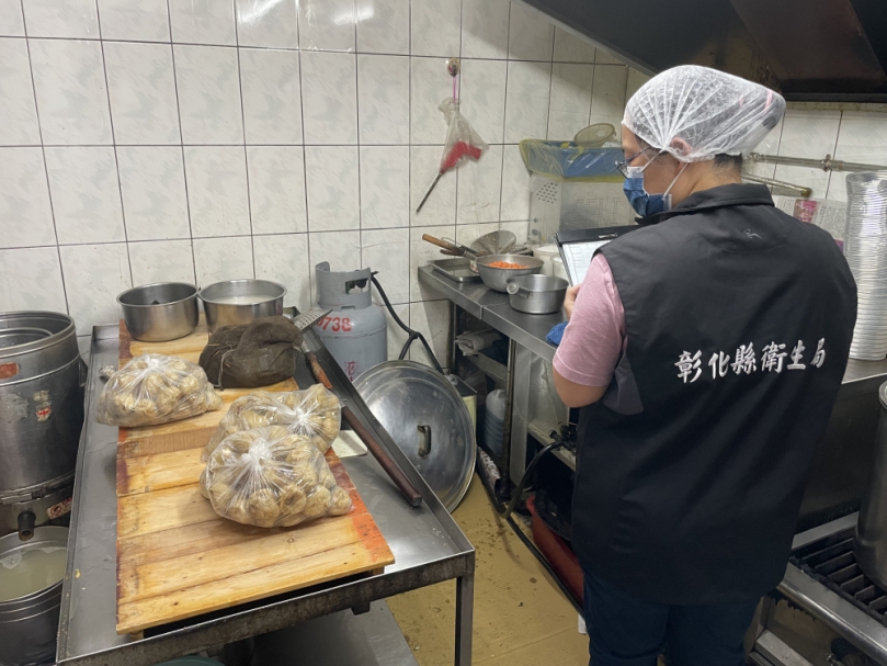 維護食品安全，彰化縣衛生局加強餐飲業和粿條製造場所稽查。（照片縣府提供） 　