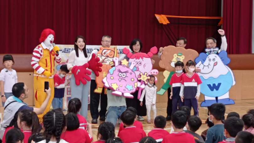 高虹安攜手麥當勞叔叔前進香山國小  齊心宣導腸病毒防範