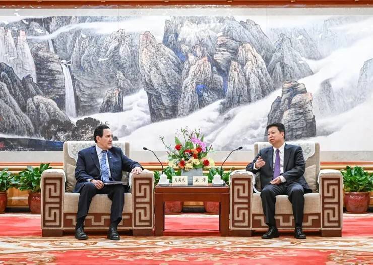 馬英九深圳會見宋濤  馬英九表示，兩岸堅持「九二共識」、反對「台獨」的共同政治基礎是兩岸得以攜手向前行的重要關鍵要素