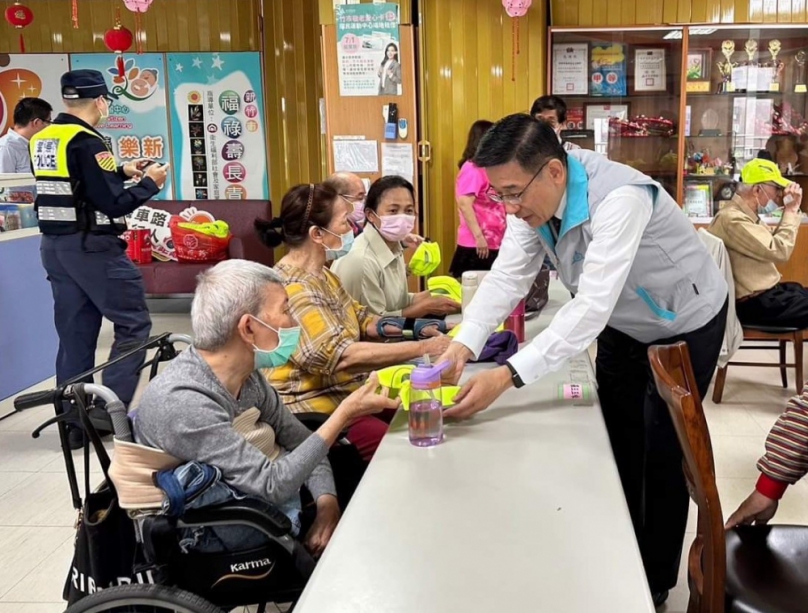 守護高齡族行的安全   新竹市警長邱紹洲親贈長輩「螢光運動三折帽」