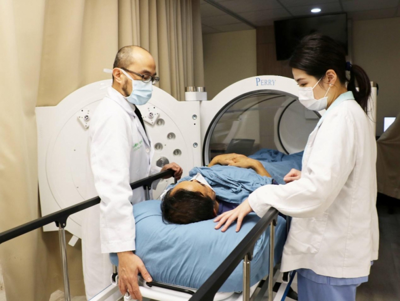 六旬男中風半癱　高壓氧治療重拾信心