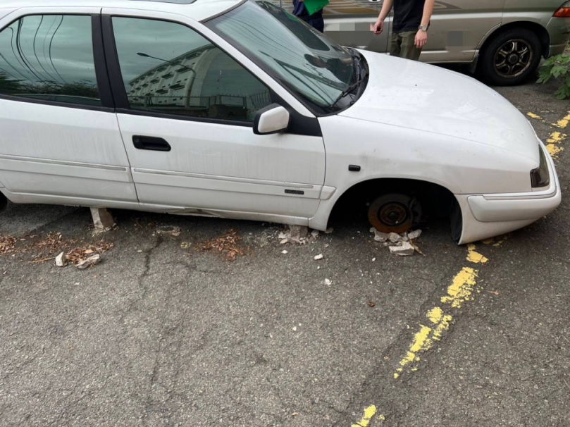 愚人節前夕  路邊骨董級車4輪胎不翼而飛  烏日警火速破案