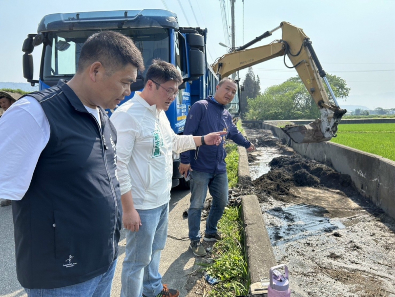 台中市外埔區廓子堤防道路旁行水溝遭倒入廢棄土方  三位市議員質疑包商想讓雨水將廢棄土方沖刷掉  要求環保單位速檢驗廢土是否有毒