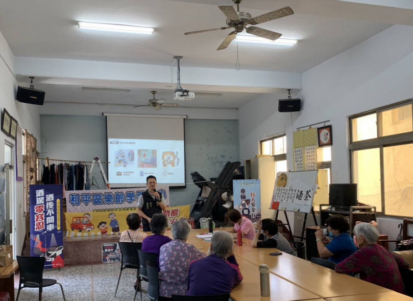 和平警前進樂齡學習中心 識詐、交通安全宣導
