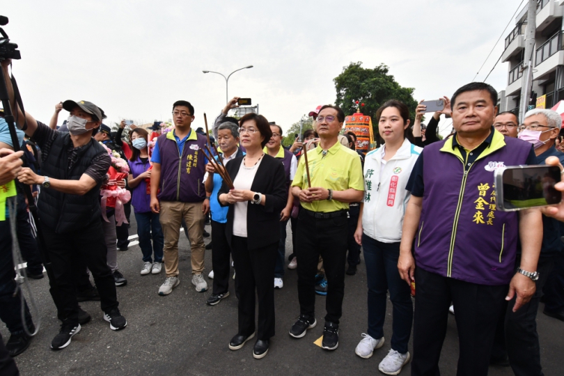 大甲媽遶境進香進入彰化縣境, 王縣長祈福。（照片縣府提供）