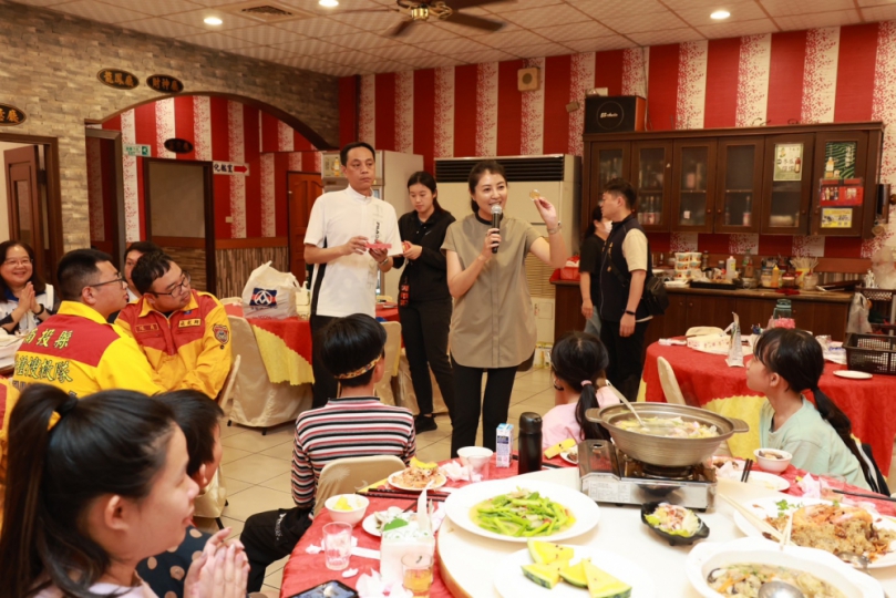 接送西寶國小師生回家 許縣長派車助撤離並設宴慰問