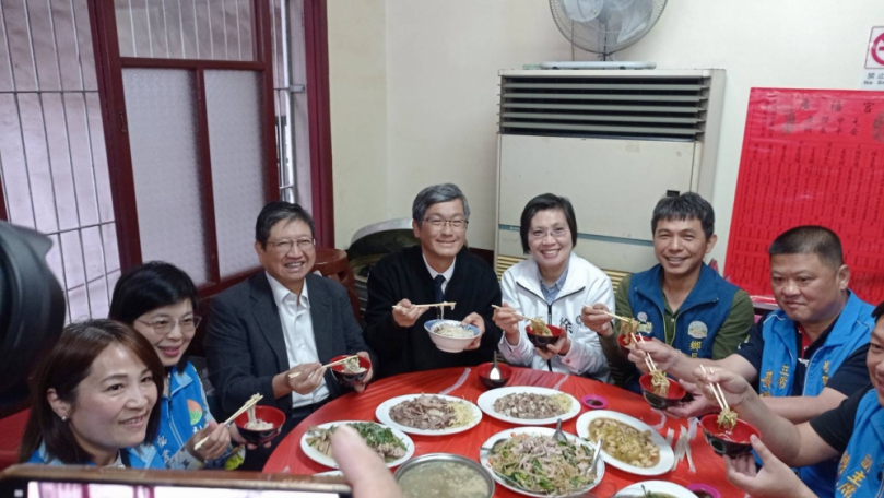 客家粄食何其無辜！客委會主委楊長鎮邀立委徐欣瑩、縣長楊文科大啖粄條