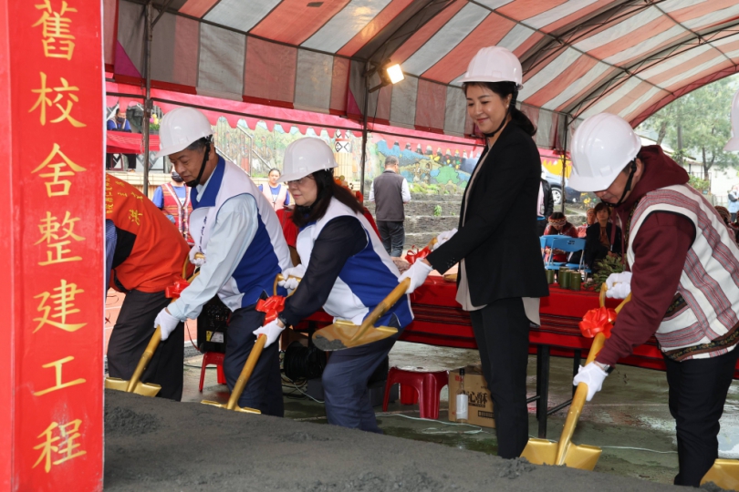 歷經8年波折 奇萊山腳最深遠的德鹿谷國小重建動土   耆老吟古調學童歡起舞部落齊賀 許縣長全程見證祝福