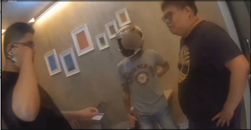 車手（中）領款頭戴安全帽，警方據報前往詢問查獲。（照片分局提供）