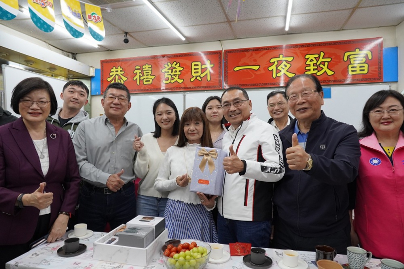 張寶菊榮獲新北模範母親　不畏障礙帶領視障學員泳渡日月潭