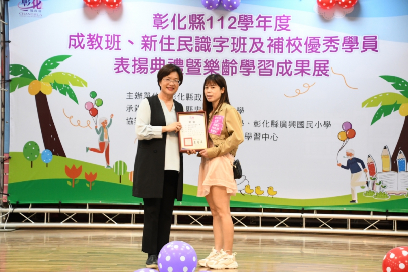 樂齡學習成果展，王縣長表揚102名優秀學員。（照片縣府提供）